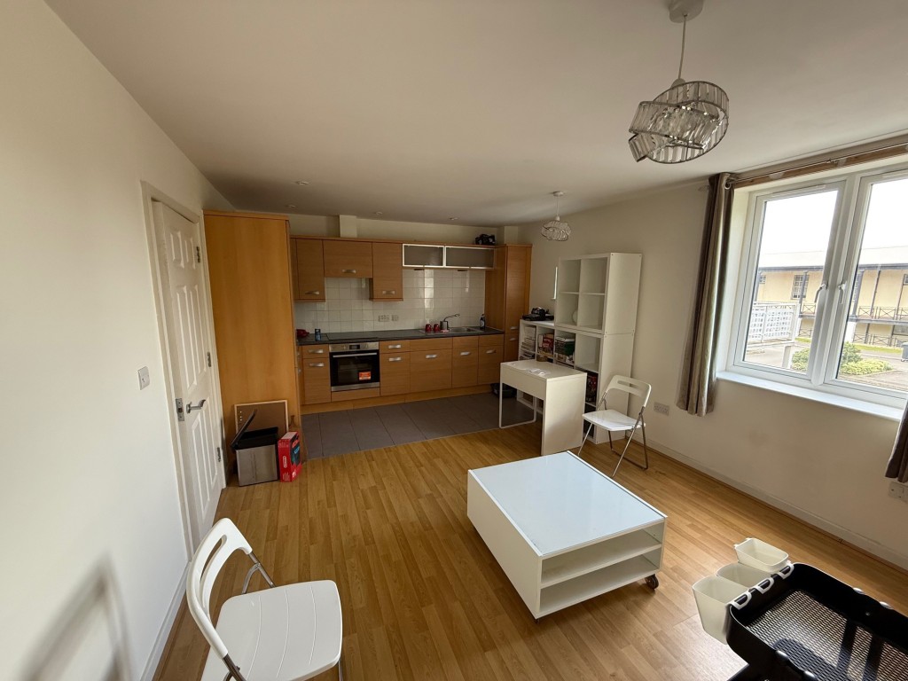 Lot: 55 - FLAT FOR INVESTMENT OR OCCUPATION - Kitchen and living room